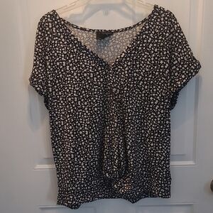 Chic Black and White Patterned Blouse.  Size XL  Barely Worn. Smoke Free home